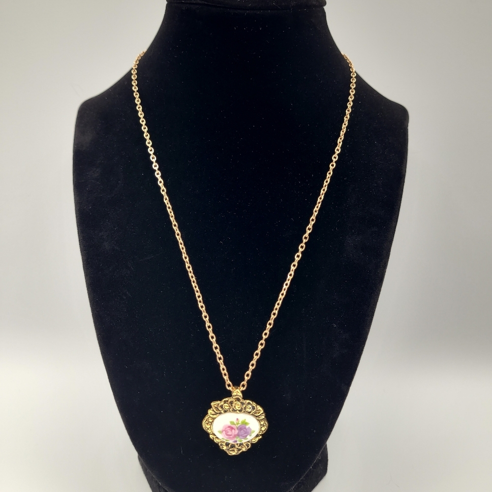Vintage Avon Gold Floral Pendant Necklace Victorian Rose Cameo Style - Picture 4 of 12